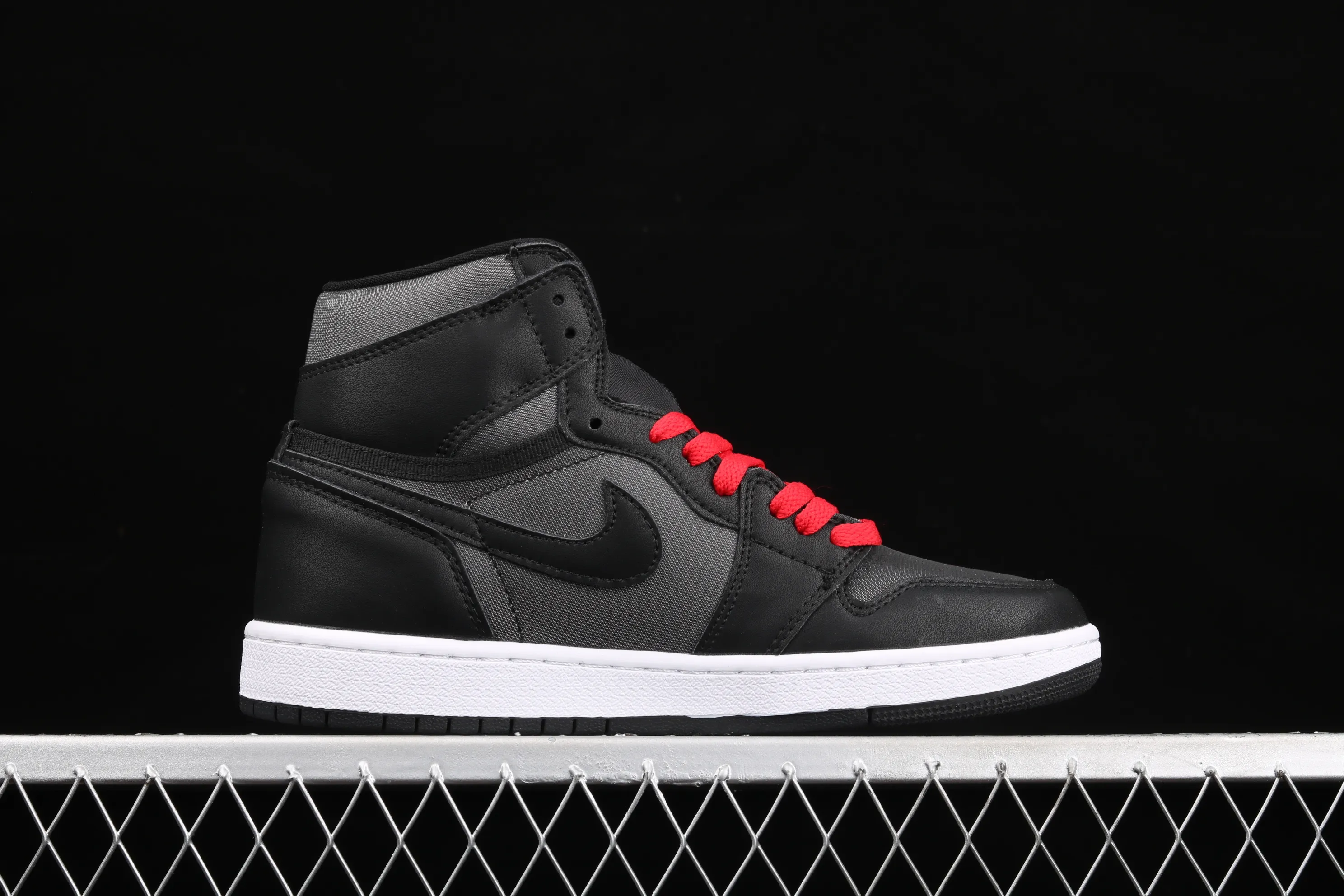 All categories Air Jordan Jordan series basketball shoes Air Jordan 1 High Air Jordan 1 Retro High OG AJ1 Joe 1 black and red silk high-top basketball shoes 555088-060